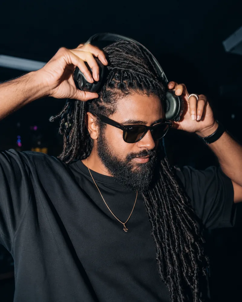 Lefft DJ com fones de ouvido